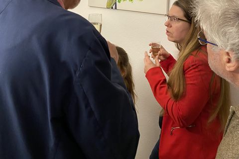 Fotografien Jacqueline Wynendaele im Gespräch mit den Besucherinnen und Besuchern.