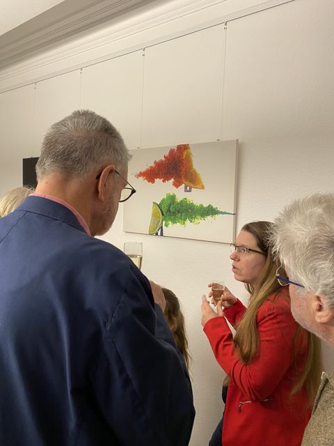 Fotografien Jacqueline Wynendaele im Gespräch mit den Besucherinnen und Besuchern.