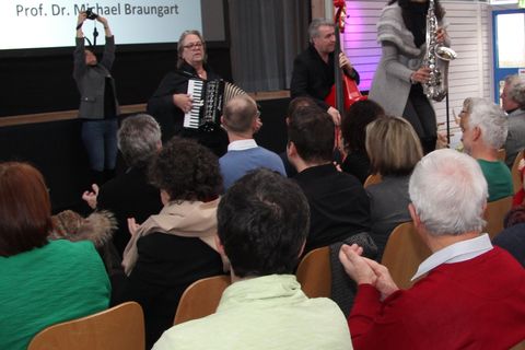 Fast 250 Gäste - dreimal so viele wie im vergangenen Jahr - waren vom lockeren Programm und Ambiente begeistert. Für Stimmung sorgten die "Night Kings".