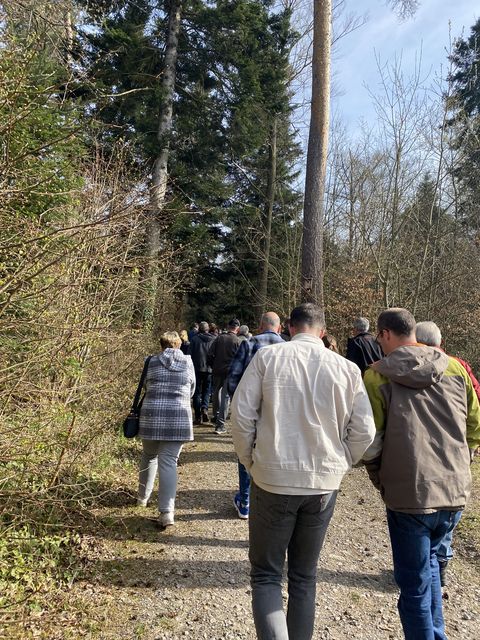Viele Bürgerinnern und Bürger begleiteten Bürgermeister Helge Viehweg, den Gemeinderat und die Experten in den Wald.