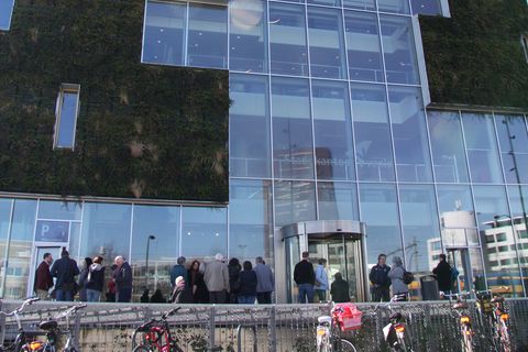 Eindrucksvolle grüne Außenfassade: Der Gemeinderat besuchte das "Cradle to Cradle"-Rathaus in der holländischen Stadt Venlo.