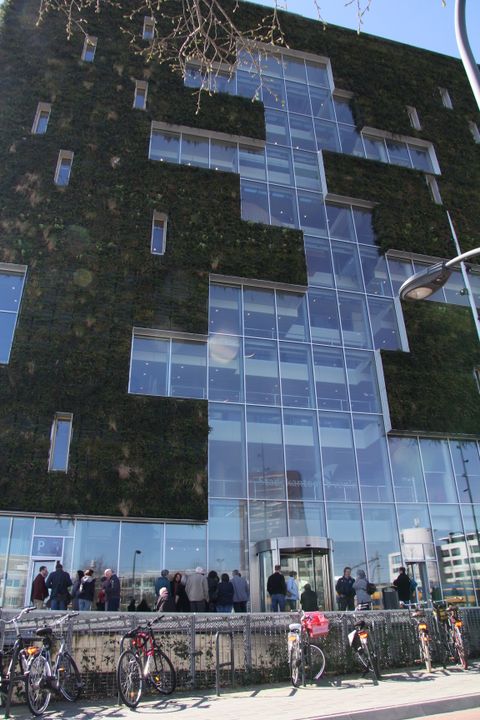 Eindrucksvolle grüne Außenfassade: Der Gemeinderat besuchte das "Cradle to Cradle"-Rathaus in der holländischen Stadt Venlo.