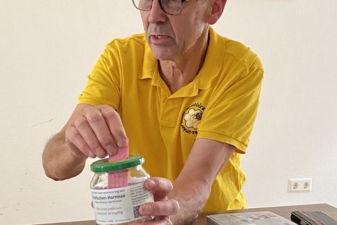 Klaus Jürgen Györfi zeigte einen typischen Dochttopf, den jeder zuhause nachbauen kann.
