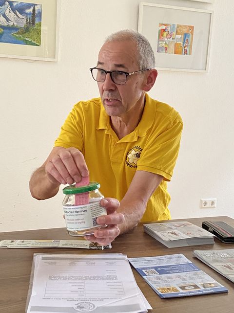 Klaus Jürgen Györfi zeigte einen typischen Dochttopf, den jeder zuhause nachbauen kann.