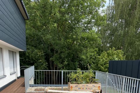 Die neue Terrasse bietet für Klein und Groß schöne Sitzmöglichkeiten und setzt mit ihrem Hochbeet bereits einen tollen Hingucker.