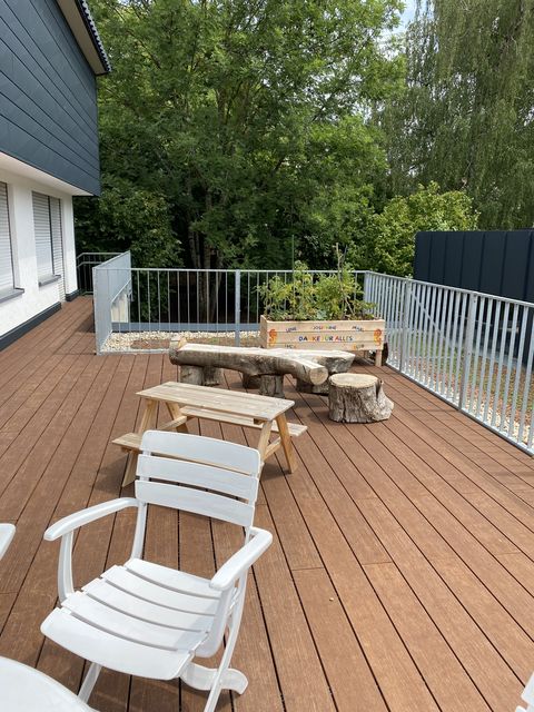 Die neue Terrasse bietet für Klein und Groß schöne Sitzmöglichkeiten und setzt mit ihrem Hochbeet bereits einen tollen Hingucker.