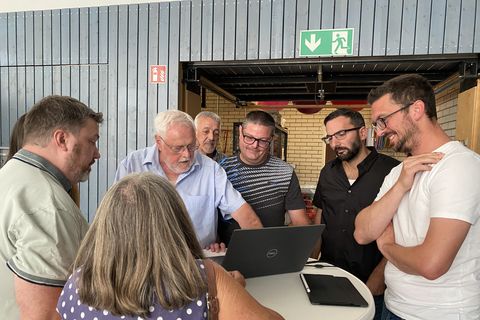 Gemeinsam werden Fragen der Anwohnerinnen und Anwohner in kleinen Gruppen beantwortet und diskutiert. 