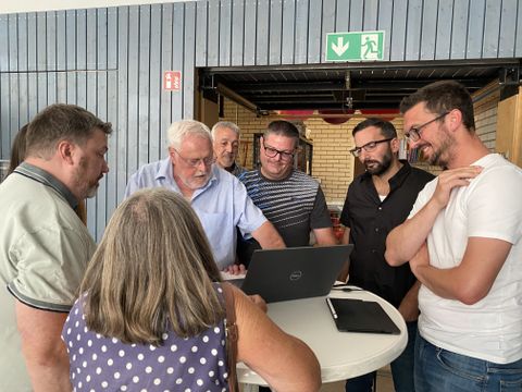 Gemeinsam werden Fragen der Anwohnerinnen und Anwohner in kleinen Gruppen beantwortet und diskutiert. 