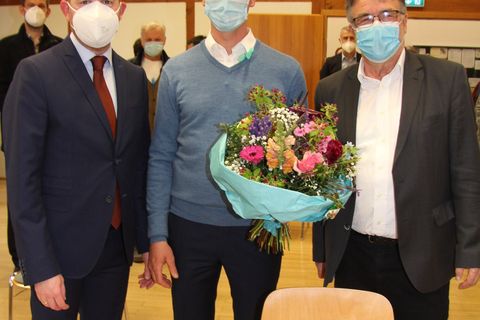 Blumen zur Wiederwahl: Bürgemeister Helge Viehweg (von links) wurde von seinem Mann Thomas und dem Vorsitzenden des Wahlausschusses, Hans Vester, beglückwünscht. Fotos: Gemeinde