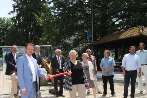 Bürgermeister Helge Viehweg und SPD-Bundestagsabgeordnete Katja Mast (von links) strahlten beim sonnigen Termin auf der Baustelle in Langenalb um die Wette. Fotos: Gemeinde