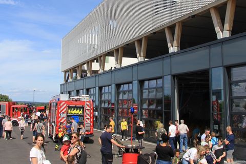 Viele Besucher*innen belebten das neue Feuerwehrhaus am Tag seiner Einweihung. Fotos: Molnar