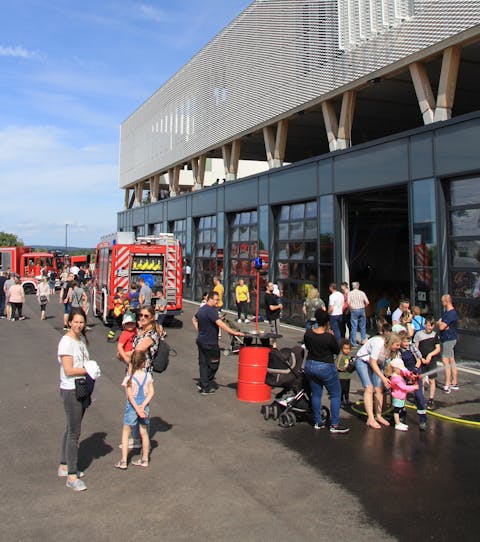 Viele Besucher*innen belebten das neue Feuerwehrhaus am Tag seiner Einweihung. Fotos: Molnar