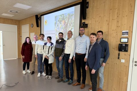 Alle an einem Strang für unsere Bienen: Vertreterinnen und Vertreter der Gemeinden Straubenhardt, Birkenfeld, Keltern, Remchingen, Neuenbürg, der Bezirksimkerverein und Fachleute beim ersten interkommunalen Treffen gegen die Asiatische Hornisse.