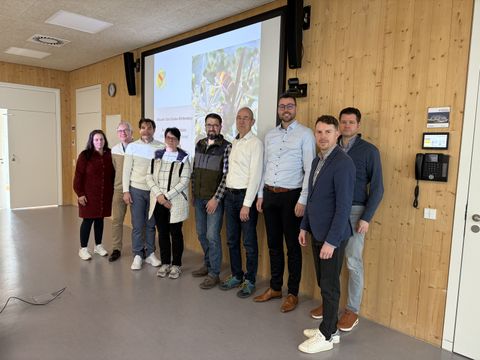 Alle an einem Strang für unsere Bienen: Vertreterinnen und Vertreter der Gemeinden Straubenhardt, Birkenfeld, Keltern, Remchingen, Neuenbürg, der Bezirksimkerverein und Fachleute beim ersten interkommunalen Treffen gegen die Asiatische Hornisse.