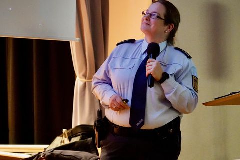 Frau Petra Bodle vom Polizeipräsidium Pforzheim informierte die Eltern rund um das Thema "sicheren Weg zum Kindergarten und Schule".