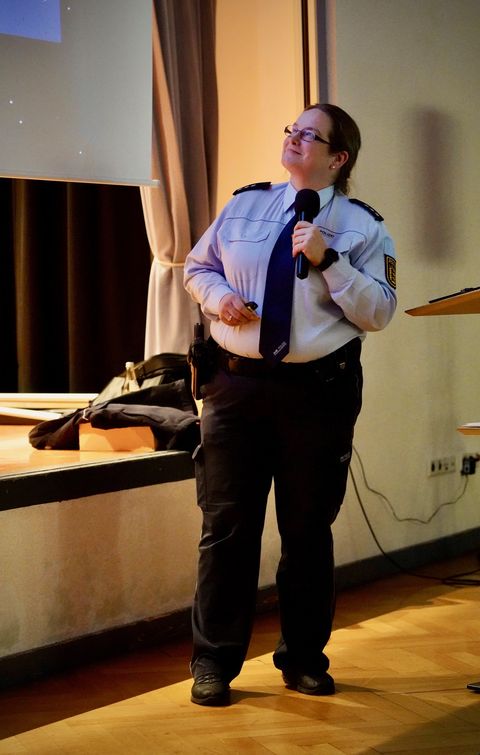 Frau Petra Bodle vom Polizeipräsidium Pforzheim informierte die Eltern rund um das Thema "sicheren Weg zum Kindergarten und Schule".