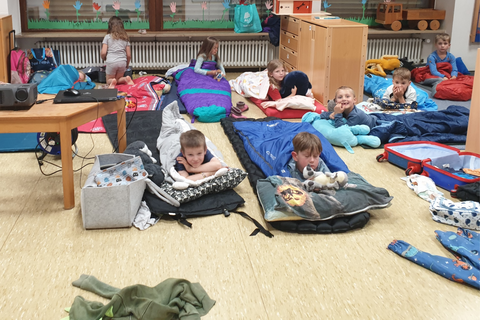 Die Kinder der Kita Wirbelwind in ihrem Nachtlager.