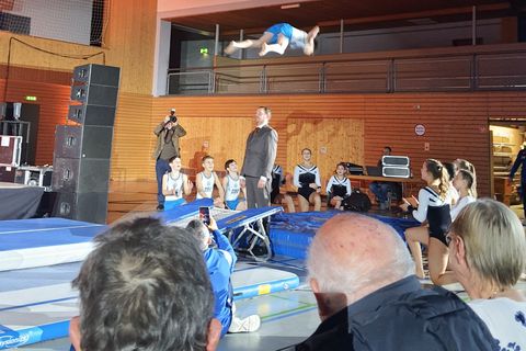 Turner Fabian Giebelhäuser springt über Bürgermeister Viehweg