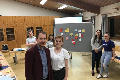 Bürgermeister Helge Viehweg und Sprecherin Charlotte Föller (vorne) sowie Jonas Frank, Meike Engelhart, Jasmin Zeiher und Justine Born (von links)