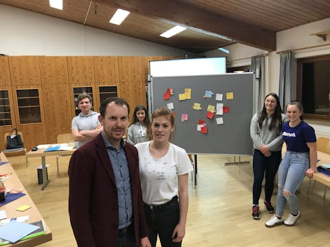 Bürgermeister Helge Viehweg und Sprecherin Charlotte Föller (vorne) sowie Jonas Frank, Meike Engelhart, Jasmin Zeiher und Justine Born (von links)