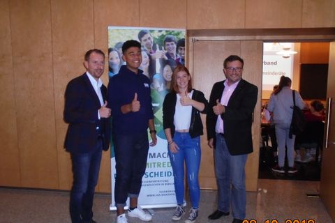 Die Bürgermeister Helge Viehweg (links) und Martin Steiner mit den Sprechern Charlotte Föller und Leandro Cerqueira Karst.