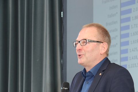 Zu Gast in Straubenhardt: Der Stuttgarter Wirtschaftsexperte Bernd Nolte begeisterte mit seinem Vortrag beim Jahresauftakt der Gemeinde Straubenhardt. Fotos: Gemeinde