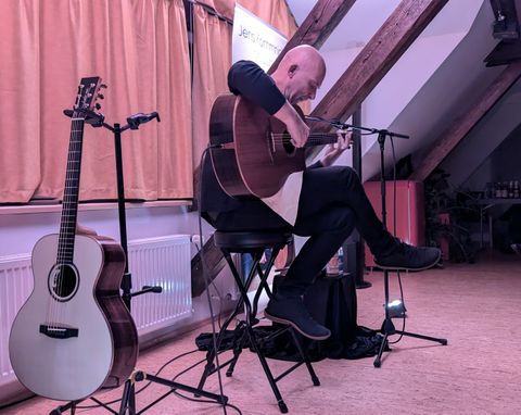 Einfühlsam und berührend: Der Gitarrist Jens Kommnick in der Villa Kling.