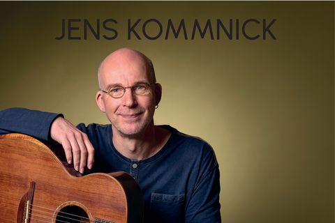 Plakat zur Veranstaltung: Der vielfach ausgezeichnete Gitarrist Jens Kommnick gastiert am 28. November wieder bei Kultur und Kleinkunst Straubenhardt. Der Vorverkauf beginnt am 28. Oktober.