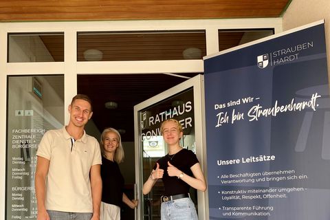 Rouven Rudisile (stellvertretender Fachbereichsleiter), Joy Mariella Nikolaus und Helena Wegmann (Personalabteilung, mitte)