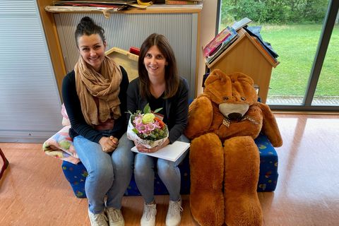 Jennifer Laupp (Abteilung Bildung, Familie und Kultur, links) mit Sarah Krebiehl in der Kernzeit Conweiler.