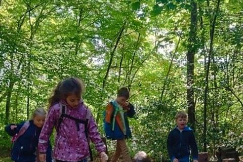 Mit allen Sinnen erleben: Die Kinder der Ferienbetreuung im Barfußpfad Straubenhardt.