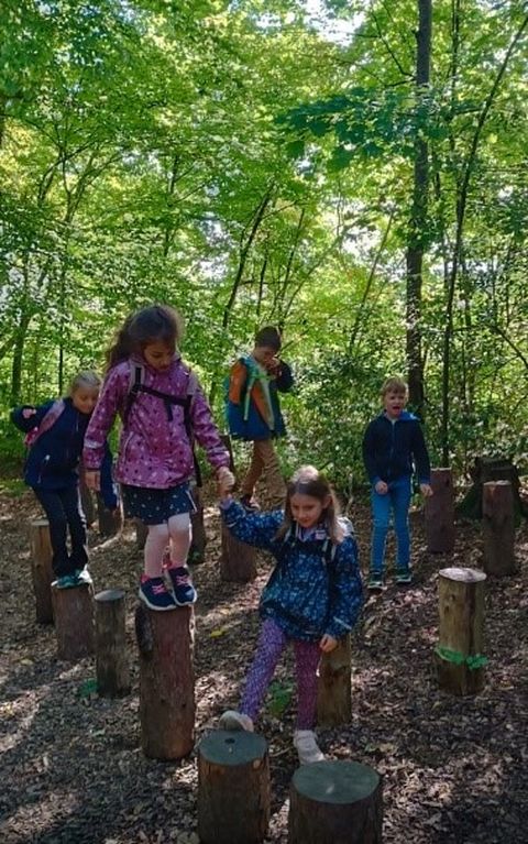 Mit allen Sinnen erleben: Die Kinder der Ferienbetreuung im Barfußpfad Straubenhardt.