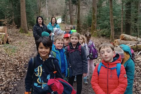 Über Feld, Wiese und durch den Wald bis zum Spielplatz auf den Buchberg in Neuenbürg.