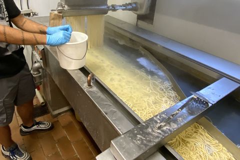 Die Gemeinderäte und Bürgermeister Helge Viehweg durften live bei der Spätzleproduktion zusehen.