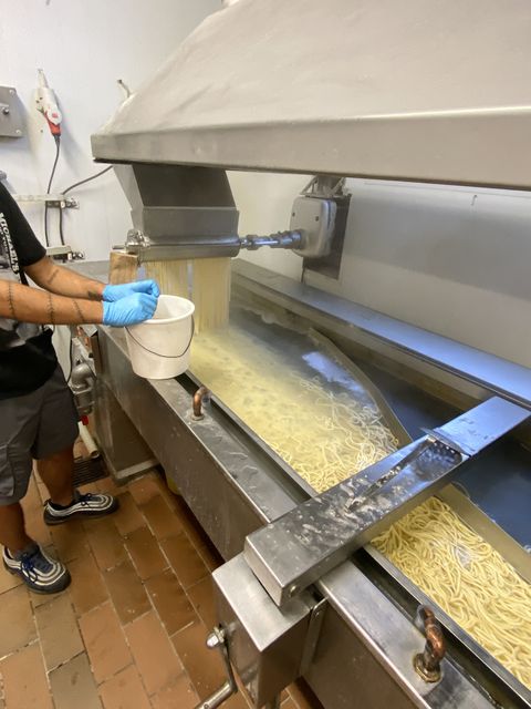 Die Gemeinderäte und Bürgermeister Helge Viehweg durften live bei der Spätzleproduktion zusehen.
