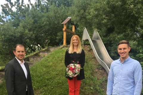 Die neue Leiterin der Kita Langenalb, Nicole Brand, wird von Bürgermeister Helge Viehweg (links) und  Abteilungsleiter Kinder, Jugend & Familie, Rouven Rudisile, begrüßt. Foto: Gemeinde