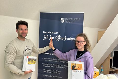 Benedikt Lorsch (Fachbereichsleitung Zentrale Dienste und Bürgerservice) bedankte sich bei Frau Licina für die Mitarbeit und das Interesse an der Verwaltungsarbeit.