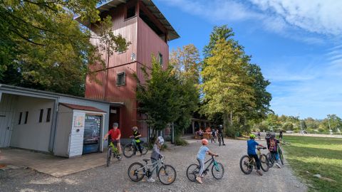 Richtig bremsen, Slalom- oder im Stehen fahren – die MTB-Trainer vom Trailpark Schwanner Warte brachten den Kindern die Grundlagen im Biken bei.