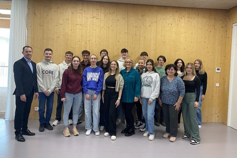 Bürgermeister Helge Viehweg mit allen Auszubildenden, FSJler sowie Dual-Studenten im Kita- und Verwaltungsbereich.