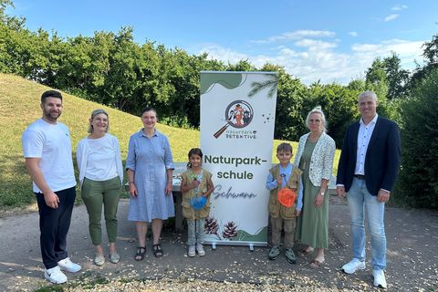 (v.l.n.r.) Benedikt Lorsch zusammen mit Angela Ryzlewicz (Konrektorin Grundschule Schwann), Manuela Riedling (Naturpark Schwarzwald), Elisabeth Kiebelstein (Rektorin Grundschule Schwann) und Mathias Greb (1. Bürgermeisterstellvertreter).