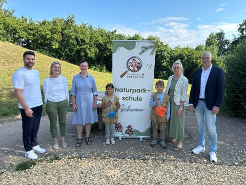(v.l.n.r.) Benedikt Lorsch zusammen mit Angela Ryzlewicz (Konrektorin Grundschule Schwann), Manuela Riedling (Naturpark Schwarzwald), Elisabeth Kiebelstein (Rektorin Grundschule Schwann) und Mathias Greb (1. Bürgermeisterstellvertreter).