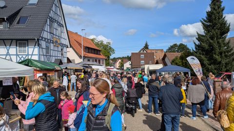 Alle Jahre wieder: Der 19. Naturpark-Markt mitten in Feldrennach bietet wieder eine gute Gelegenheit zum Bummeln, Einkaufen und Verweilen.