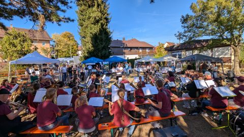 Die Jugendkapelle des Musikvereins spielte zur Eröffnung des Naturpark-Markt auf.