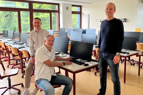 Abteilungsleiter Rouven Rudisile, IT-Fachlehrer Michael Frey, sowie kommissarischer Gesamtschulleiter Thorsten Metschurat freuen sich über die Neuausstattung der Computerräume (v.l.).