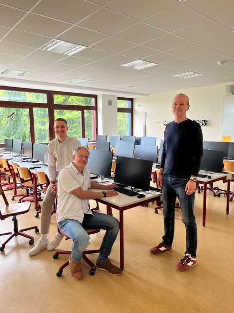 Abteilungsleiter Rouven Rudisile, IT-Fachlehrer Michael Frey, sowie kommissarischer Gesamtschulleiter Thorsten Metschurat freuen sich über die Neuausstattung der Computerräume (v.l.).