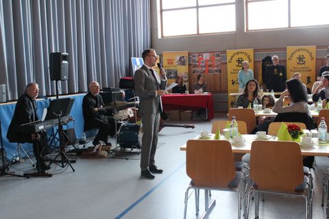Bürgermeister Helge Viehweg begrüßt die Gäste. Fotos: Gemeinde
