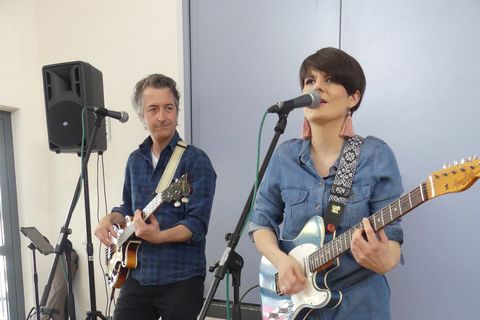 Neu zugezogen und schon musiziert: Das Künstlerpaar Steffi und Michael Bär begeisterte beim Neubürgerlunch. Fotos: Gemeinde
