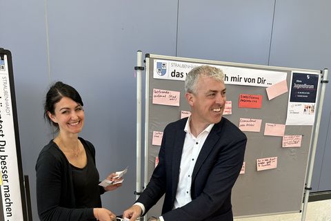 Jennifer Laupp und Bürgermeisterstellvertreter Mathias Greb beim Auslosen der Kinogutscheine.