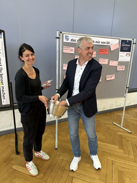 Jennifer Laupp und Bürgermeisterstellvertreter Mathias Greb beim Auslosen der Kinogutscheine.