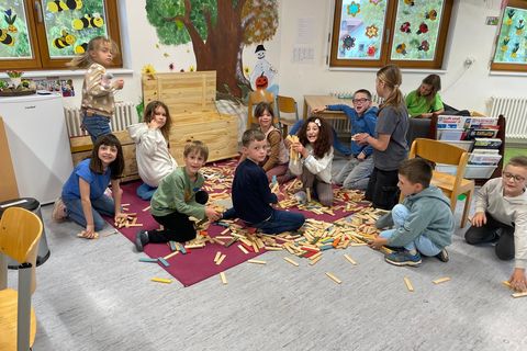 Die Kinder beim Spielen in den Räumen der Kernzeit Langenalb.